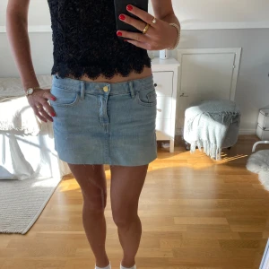 Jeanskjol - Snygg ljusblå jeanskjol som är perfekt att ha i sommar. Vet inte vilken storlek det är men skulle säga att den passar XS-S. 
