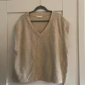 Väst - Väst i beige! Otroligt skick och använd ett fåtal gånger! Storlek L från H&M 