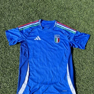 Italien Special Ställ Euro 2024 - Säljer fotbolls tröjor på mindre än retail, vi har ett större utval på vår instagram Jerseysidan.