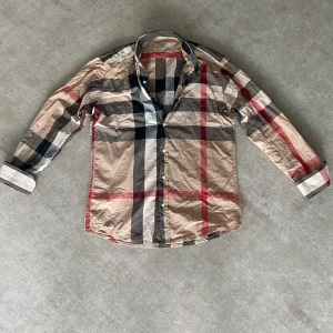 Burberry skjorta - Säljer min burberry skjorta som jag som födelsedagspresent för några veckor sen. 10/10 skick och inga skador på den. Dm för flera bilder!!! Pris kan diskuteras vid snabbaffär.