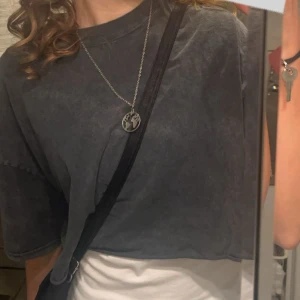 Magtröja - Trendig tröja. Har använts men är i bra skick. Jättefin över ett linne eller bara som den är. Färgen är mörkblå/svart/grå. Priset kan diskuteras. Obs! Köparen betalar för frakten.