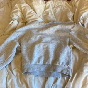 Mysig grå tjocktröja - Mysig tjock tröja bra skick🌼