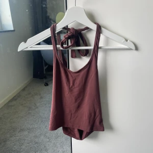 Brun halterneck topp - Brun halterneck topp i nyskick