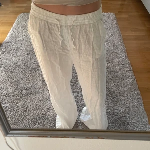 Linnebyxor - Ett par vita linnebyxor från Gina Tricot, väldigt fin och skön passform. Köpta 2021 men sparsamt använda!💗