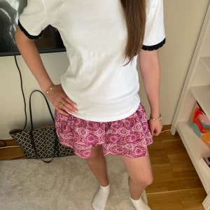 Zara tröja  - En jätte fin basic vit t-shirt ifrån zara med snygga guld detaljer. Skulle säga att den passar någon som är stolek s eller xs. Använd 2-3 gånger. 