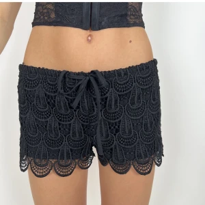 SPETS SHORTS - Storlek: S Sjukt coola shorts!🖤Jätteunika! Passar xs-m (går att spänna åt). Modellen är 177 cm!