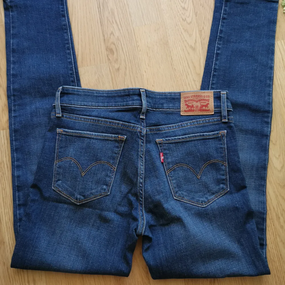 Jeans från Levi Strauss & Co. Storlek 28, köpta från sellpy i jättefint skick.  Hämtning, annars betalas frakt av köparen. Bara att skriva vid frågor eller bud! 🌻 . Jeans & Byxor.