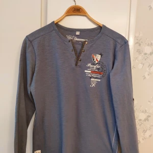 Fin tröja för tonåring  - Fin och praktisk tröja,långärmad men kan göras kortärmad med längden till armbågar.  Bra skick, använd lite.