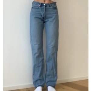 Weekday jeans - Raka, avslappnade jeans från Weekday i storlek W27 L32, har dock lagt ner den nedre sömmen så är lite längre än så. Ursprungligt pris 600kr🤍