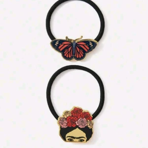 Hårsnodd, Frida Kahlo 2st/set Fjäril , Blomma & Karaktär Mönster Hårsnodd,NYA - Frida Kahlo 2st/set Fjäril , Blomma & Karaktär Mönster Hårresår och slipsar Hårsnodd Bredd 5.5 cm Längden 5.5 cm Material: Ospecificerat (klassificerat under 'Övrigt material') Har mer Frida Kahlo varor,Kolla gärna på mina andra annonser.