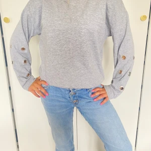 Cool tröja - Skit snygg tröja som e secondhand så vet tyvärr inte vart den är i från men as cool!