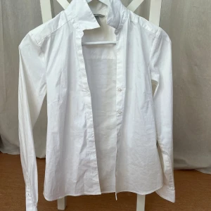 Skjorta🤍🤍 - Vit lite tightare skjorta. Kan eventuellt finnas en liten fläck men inte så synligt.