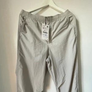 Cargo byxa - Grå cargobyxor köpta på Zara. Helt oanvända!!💓