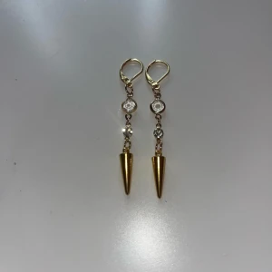 Angelina earrings💗 - Superfina guldiga örhängen som skulle vara superfina till sommaren! Har gjort de själv💖exemplaret på bilden skickas inte utan jag gör ett nytt par till dig💗