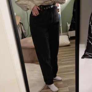 Svarta Mom Jeans - Svarta mom jeans från Monki, använda 2 gg. Rejäla fickor och dragkedja. Passar på antingen Xs om man vill ha dom oversized eller S om man vill att de ska sitta lite tajtare. Speciellt bra passform på byxorna om man är kort och har hourglass figure.