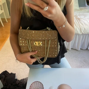 väska - väska liknande valentino, köpt på plick för 2700💕💕