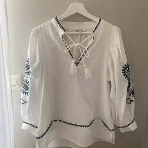 Blus - Intressekoll på denna jättefina blus från indiska endast använd fåtal ggr, nypris 1000 kr (den är köpt som xs men passar s-m skulle jag säga) 