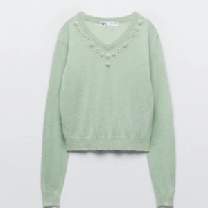 💚STICKAD TRÖJA 💚 - Helt ny stickad tröja köpt för 400 kr men säljer för 200 kr❤️ Säljer pga att jag har så många andra stickade tröjor☀️ Skriv för fler bilder eller frågor - kan även mötas upp i Stockholm 💕