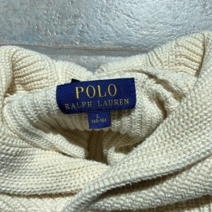 Ralph Lauren - En stickad Ralph Lauren tröja i super bra skick och använd ett fåtal gånger. Tröjan är köpt för 1800kr och säljer den för 900kr. Storleken på tröjan är child-L vilket kan motsvara Adult-Xs.