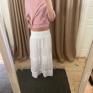 Lågmidjad långkjol - Jätte snygg lågmidjad långkjol med fina detaljer.  Är 168 cm. Passar både 34 och 36. Kjolen har inga defekter. Skriv vid frågor 💕