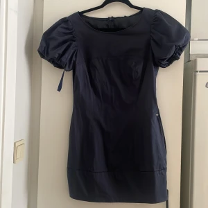 Armani jeans klänning - Säljer en helt ny armani jeans klänning med prislappkvar så helt oanvänd! Nypris 2195kr. Stl M men är som en S