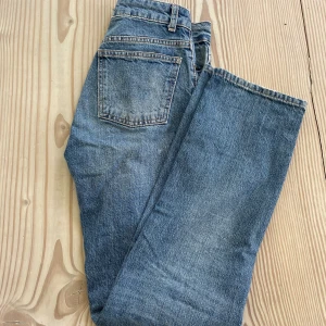 JEANS - Mid rise straight jeans❤️Använda fåtal gånger☀️ Skriv för fler frågor eller bilder - kan även mötas upp i Stockholm 💕