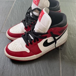 Jordans - Säljer mina Jordans i storlek 42. Jag är vanligtvis en 41 men dessa är lite små i storleken. Väldigt sparsamt använda. Modellen är Air Jordan 1 Mid ‘Chicago’. Inköpspris 2 199 säljer för 1500 kr