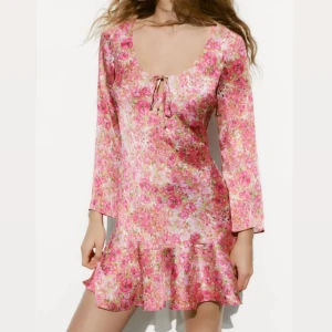 Zara klänning - Fin klänning endast använd en gång så i nytt skick💘