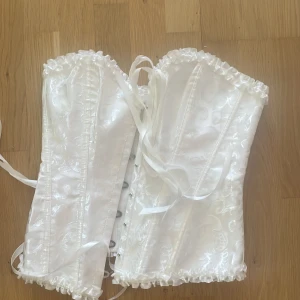 Korsett  - Korsett stolek S men går att justera i ryggen, använder inte längre pga den har blivit för liten! Skulle inte rekommendera att ni köper den om ni har större än stolek c/d i bh stolek, sällan använd fint sick  Skriv om ni vill ha bilder el vid intrsse