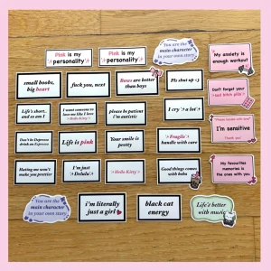 text klistermärken 🩷🍓 - olika text klistermärken designade av lovelyhomecraft 🩷8 kr/styck eller mängdrabatt! Frakt (18 kr frimärke) 🤍 