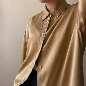 Vintage Button Down Shirt With Stitched Trim Detail - Satin Finish. 3/4 sleeve. Best Worn for a Casual Fit. Excellent Condition.  Model Is 160cm (5”3) And Generally Fits XS/S.   64 CM/ 25.2 IN Length 47 CM/ 18.5 IN Sleeve 42 CM/ 16.5 IN Shoulders 88 CM/ 34.6 IN Chest 100 CM/ 39.4 IN Waist