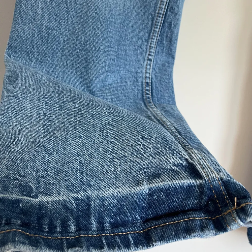 Otroligt snygga jeans från zara, endast använda 1 gång.. Jeans & Byxor.
