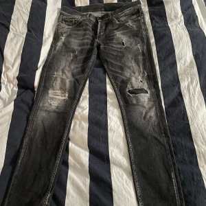 Dondup - Säljer dessa dondup Georg i storlek 33 , Använda. Materialet är väldigt stretch och sköna, färgen är svart grå.// hör av dig vid övriga frågor eller intresse