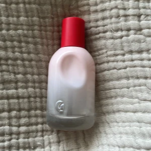 Glossier You - Glossier You parfymen! 50ml 💗 va 60-70% kvar, svårt o se pga flaskan! Nypris 1150kr! Doftar rosépeppar och mysk 💋 väldigt clean girl doft!