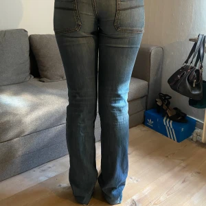 Lågmidjade diesel jeans  - Super snygga diesel jeans i fint skick! Inga defekter bara lite slit längst ner i benet men inget man tänker på💓skriv för mer frågor, pris kan diskuteras🙏🏻