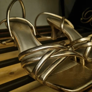 Guldiga högklackade skor  - Väldigt fina guldiga högklackade skor med kitten heels i storlek 38 köpta från Deichmann. Jätte bra skick eftersom att jag endast har använt dom en gång. 