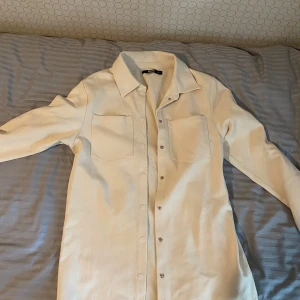 Tröja/kort klänning - Fin tröja. Har fått en liten bläckfläck vid ärmen, men den är väldigt liten. Använd 3-5 ggr. 