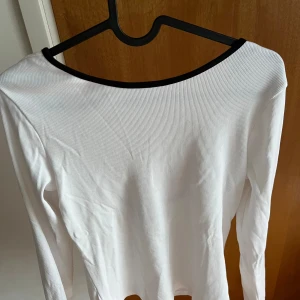 Tröja - Tröja från Ginatricot med öppen rygg. Är i nyskick