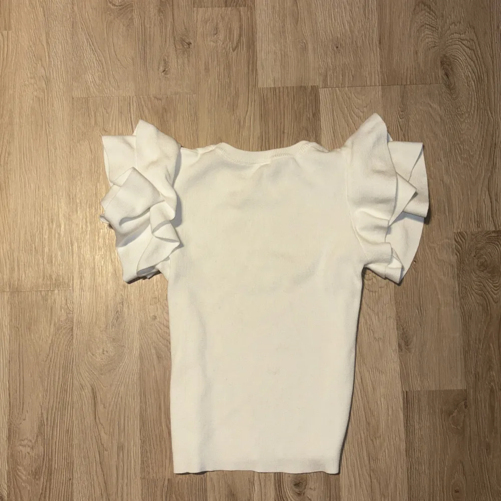 Cute Stockholm style top with ruffle arms and slim fit  Original price: 350kr . Toppar.