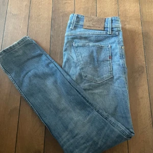 Replay Jeans - Säljer ett par Replay Anbass | Skick 9/10 | Pris 399kr | Slimfit | W29 L32 | Hör av dig vid minsta fundering 🙌