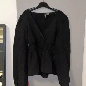 Svart blus - Hej! Säljer denna svarta blus från HM då den inte kommer till användning. Endast använd fåtal gånger.