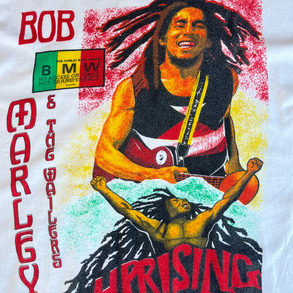 Riktigt cool, vintage Bob Marley t-shirt i snygg boxy passform! Köpt på beyond retro. Mindre defekter förekommer då den är vintage men i överlag super fint skick!  Det står ingen storlek men uppskattar till M. T-shirts.