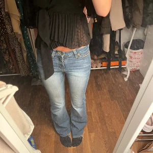 Lågmidjade jeans - Så snygga lågmidjade vintage jeans från Gina! Väldigt unika och är i väldigt bra skick💕