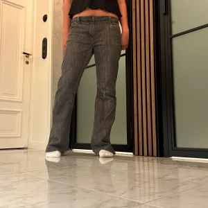 Low waist jeans  - Säljer dessa second hand, low waist jeans i storlek M. Midjemått: 44  Innerbenslängd: 83 Ytterbenslängd: 108 