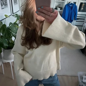 Stickad tröja - säljer min stickade beige/vita tröja 💕 Passar både s/m och finns inga defekter 💗