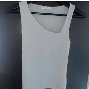 Zara snedskuret linne  - Grått snedskuret linne från zara, helt i nyskick