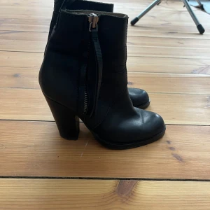 Acne boots  - Acne boots, svarta. Hög klack. 