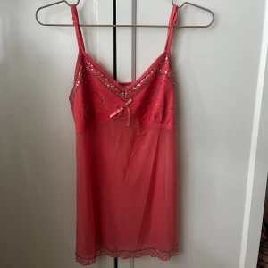 Fin topp  - Ett jättefint transparent linne i färgen korall med glitter som jag köpt secondhand🫶🏼 i storlek S och har reglerbara axelband, säljer för att den inte längre används💗 skriv i DM för fler frågor och pris kan diskuteras!💗
