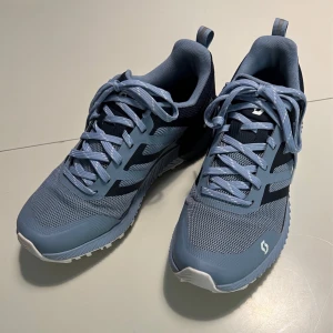 Träningsskor Scott - Ett par blåa träningsskor ifrån Scott i storlek 41 