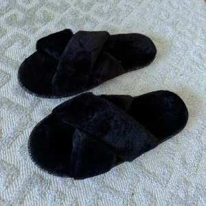 Mjukis fluffiga tofflor - Svarta mjukis tofflor storlek 40/41, passar 39 med. Aldrig använda. 
